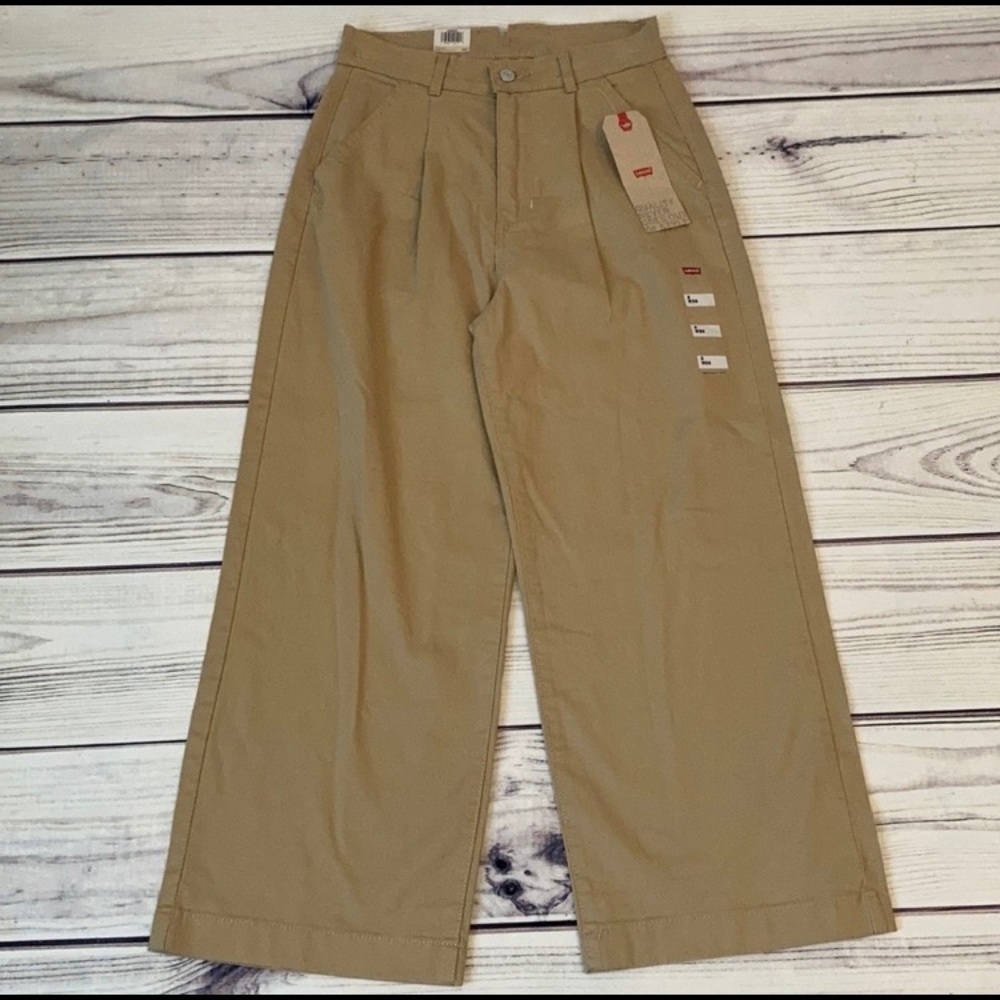 New Levi’s khaki pants size 2/26 wide leg